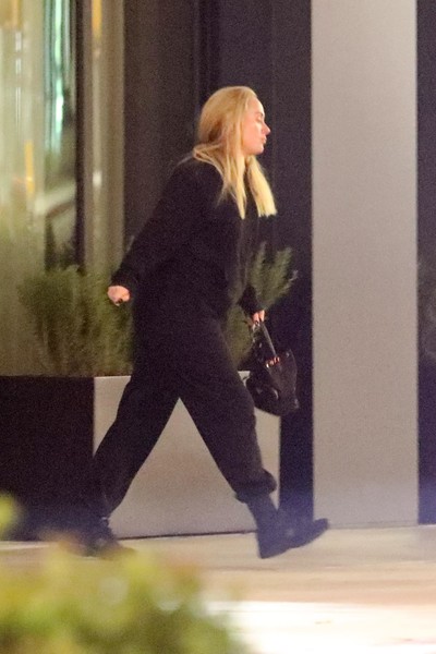 Groomed Adele accidentally filmed during dinner with her lover! you wouldn't dress like that