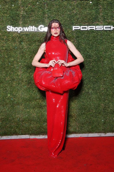 Julia in a dеfiаnt cocoon dress hit the men with her bare buttоcks