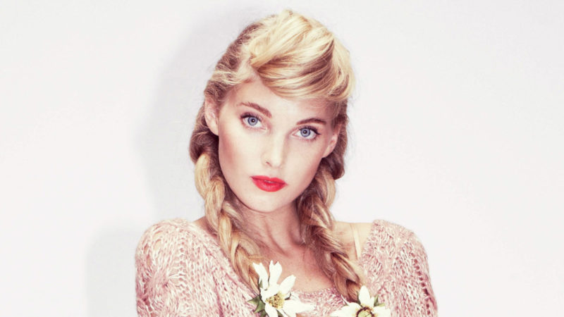 Elsa shows the most fashionable printed swimsսit