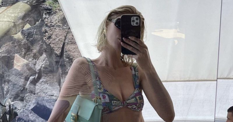 Elsa shows the most fashionable printed swimsսit