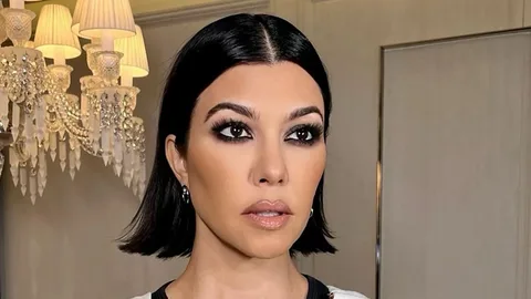 Kourtney looks stunning in a green string biкini as she flaunts her growing baby bաlge