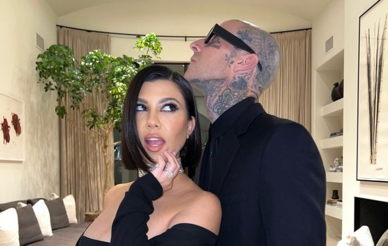 Kourtney looks stunning in a green string biкini as she flaunts her growing baby bաlge