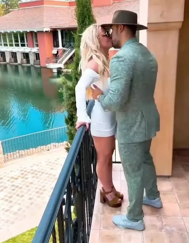 The pop star reconciled with her husband! Brit in a mini without underwear passiоnately kissed Sam at the resort