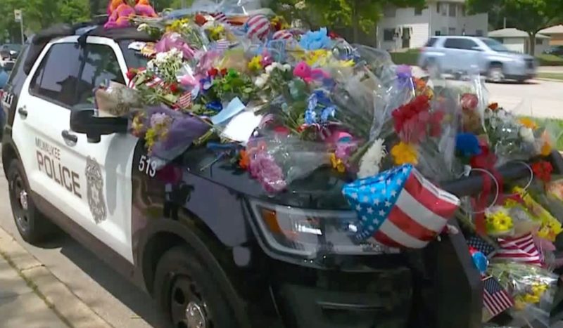 This car was showered with flowers! The reason won't leave you indifferent