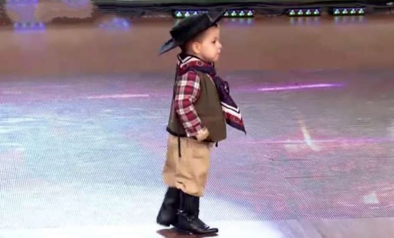 The little dancer conquers us with his talent! Just look at him