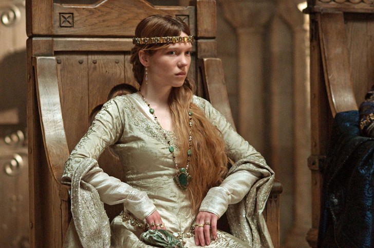 Lavatory of the Middle Ages! how ladies in puffy dresses and knights in armor went to the toilet