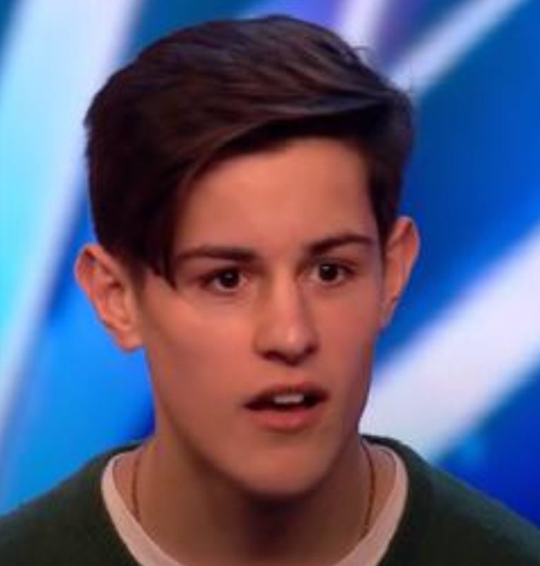 After a while, Simon encourages the teen to glance at his mother's seat! Watch the video here!