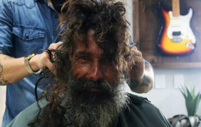 When the homeless man looked in the mirror after trimming his hair, he had no idea who he was! Nonetheless, his family assisted him