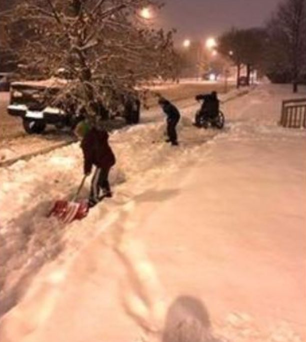 Teenagers helped out a disabled person with a difficult job! You can't leave him in trouble