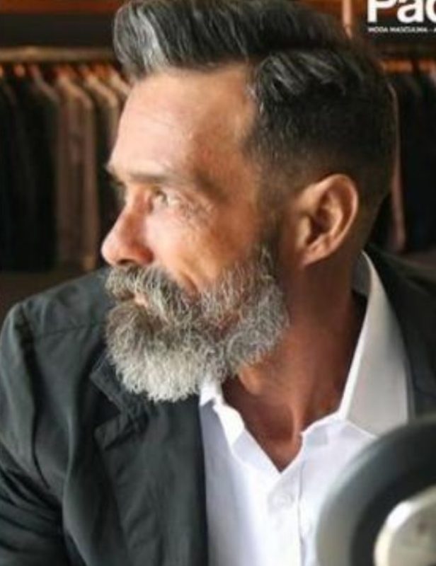 When the homeless man looked in the mirror after trimming his hair, he had no idea who he was! Nonetheless, his family assisted him