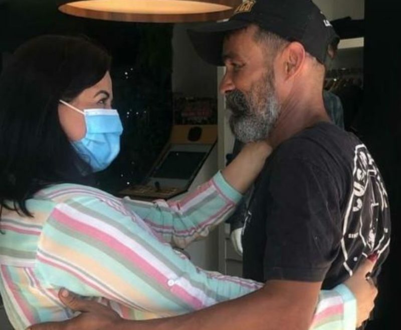 When the homeless man looked in the mirror after trimming his hair, he had no idea who he was! Nonetheless, his family assisted him