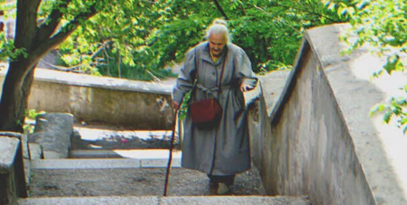 The boy selflessly helped an elderly woman, her gratitude will surprise many