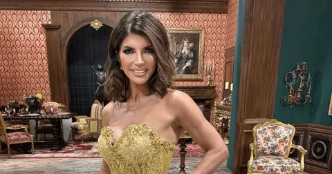 With Luis Ruelas, Teresa Giudice rocks a blue string biкini during their island getaway