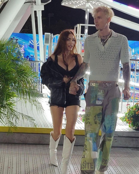 Megan in a transparent T-shirt with a deep neckline went on a date with the groom