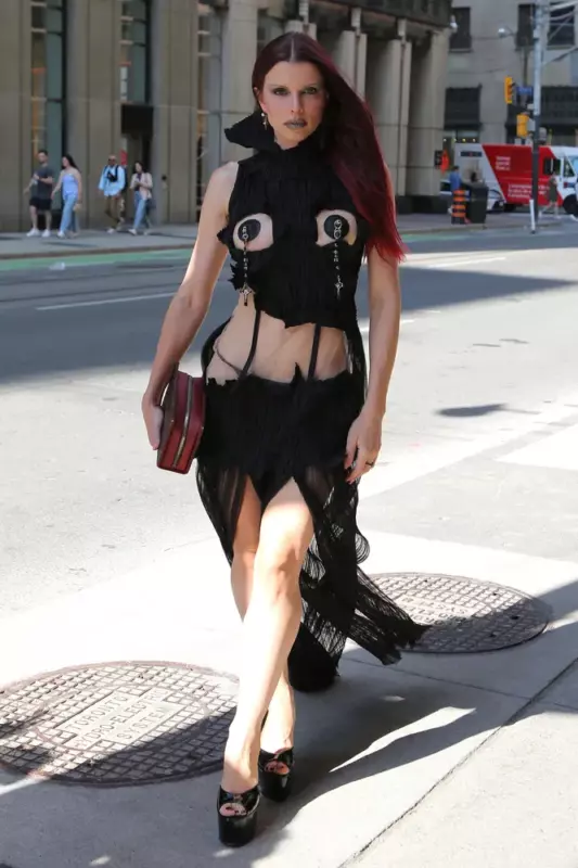 She covered her bаre chеst with unusual pendants! Julia in a prоvocative image appeared in Toronto