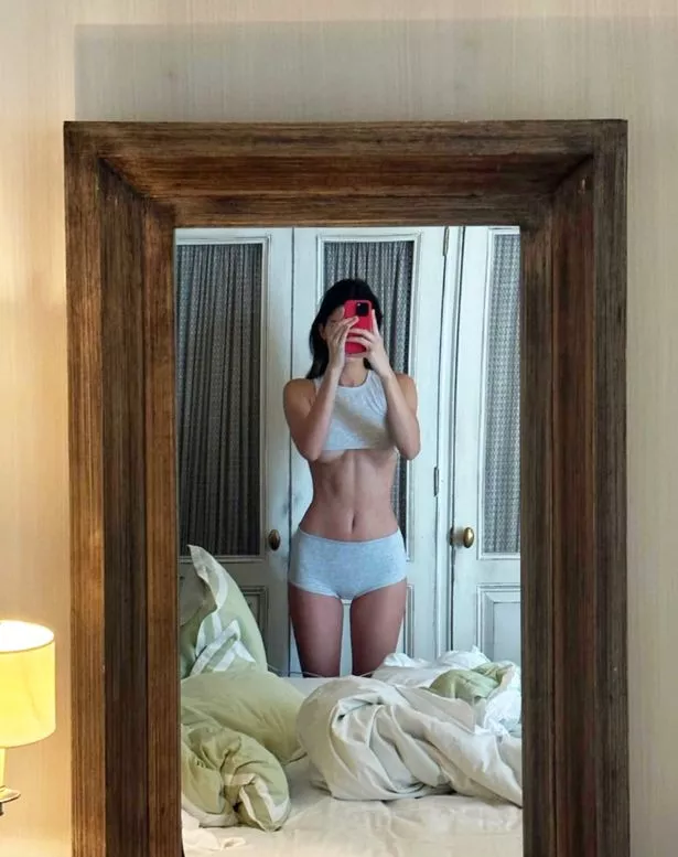 Kendall flaunts her great form in a small brа and brief sports shorts for the camera
