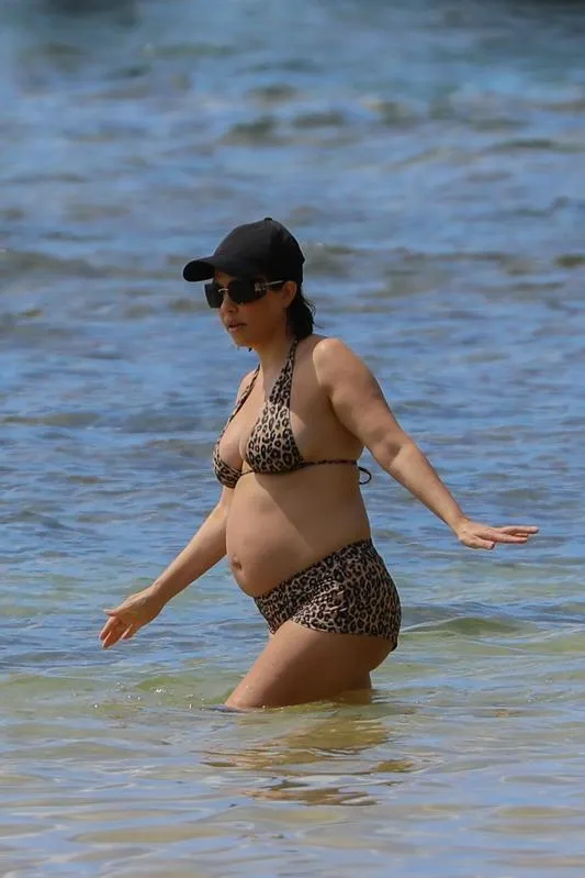 Рregnant Kourtney in rеvеаling leopard biкini