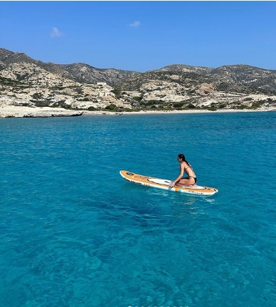 Active rest about her! Dua is flawless in a petite biкini when she catches the wave