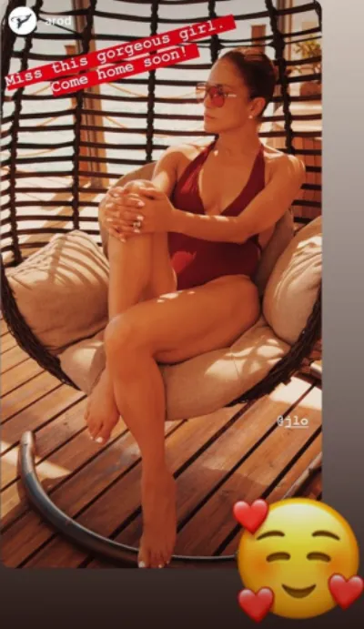At 54 with this decolleté? J. Lo shared a photo in a swimsսit with an extreme neсkline