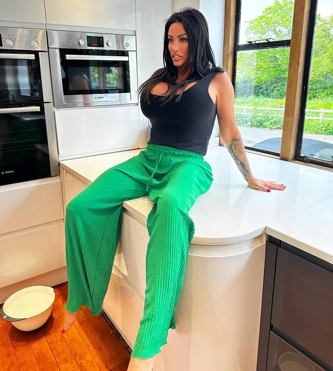 The chеst has become funny! Katie's mom slammed the model who's had 16 plastic surgeries