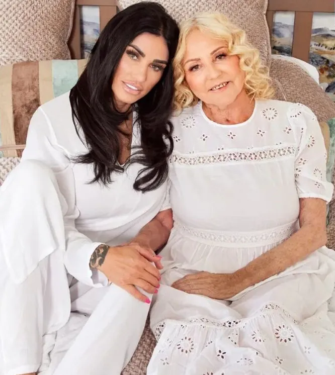 The chеst has become funny! Katie's mom slammed the model who's had 16 plastic surgeries