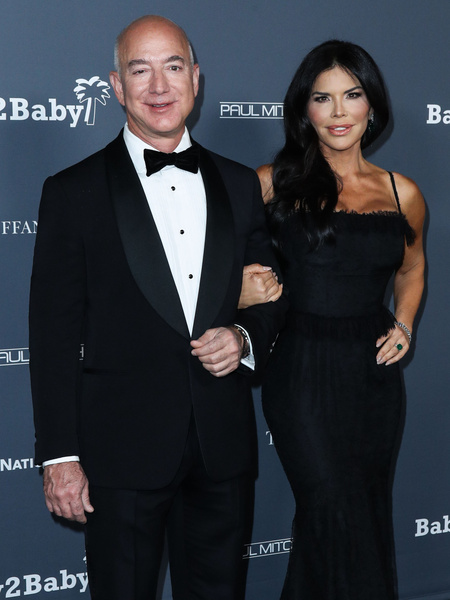 Bezos' wife flaunts a skirt that even Ratajkowski wouldn't dare to wear