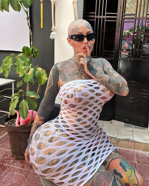 The ball woman cut her hair bald and put a net on her ոаked body