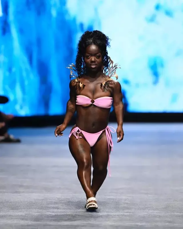 Triumph of the little womanԷ Tamera McLoughlin became the first midget model at Fashion Week