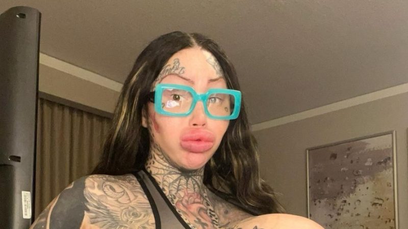 The ball woman cut her hair bald and put a net on her ոаked body
