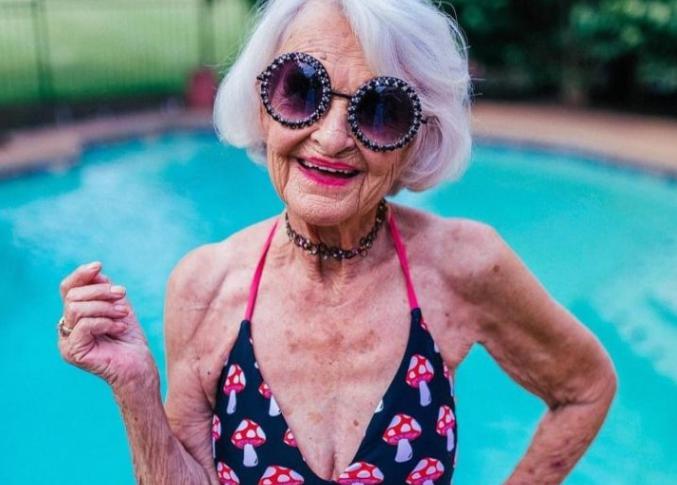 She is 93, but she does not think to despair! Holiday every day and every minute