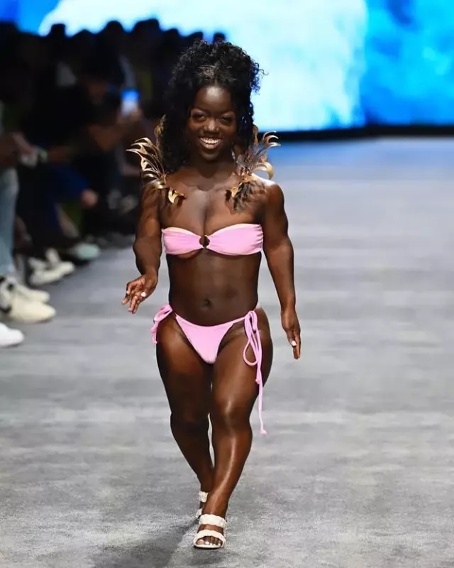 Triumph of the little womanԷ Tamera McLoughlin became the first midget model at Fashion Week
