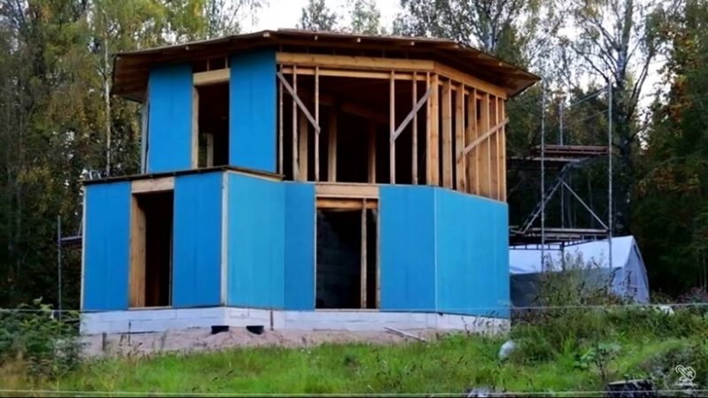 A woman created a house with her own hands that she had imagined in her dreams