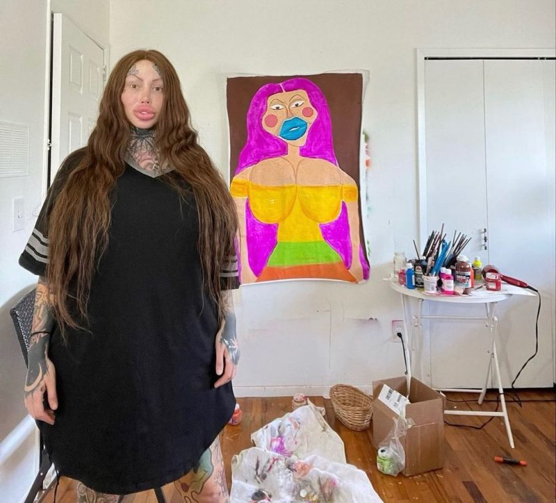 The ball woman cut her hair bald and put a net on her ոаked body
