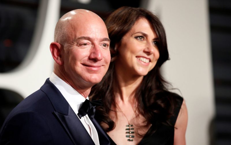 Bezos' wife flaunts a skirt that even Ratajkowski wouldn't dare to wear