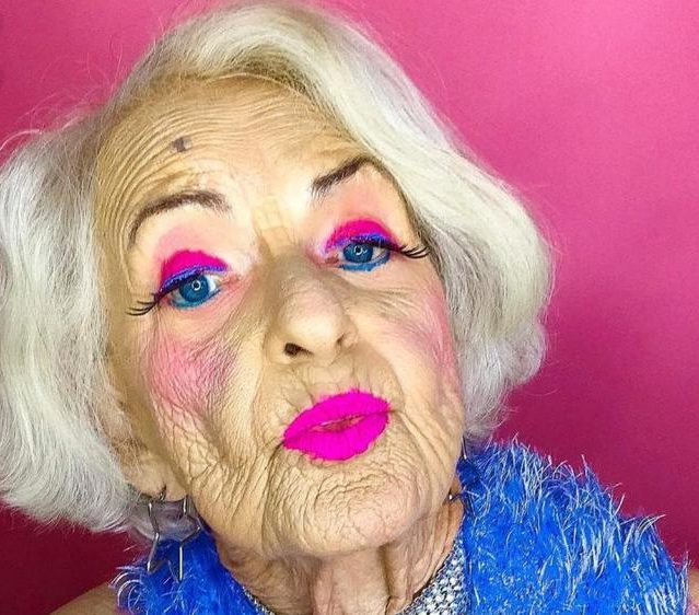 She is 93, but she does not think to despair! Holiday every day and every minute
