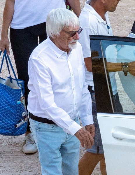 What the 92 earold billionaire and his young wife, who recently gave birth to his son, look like in reality