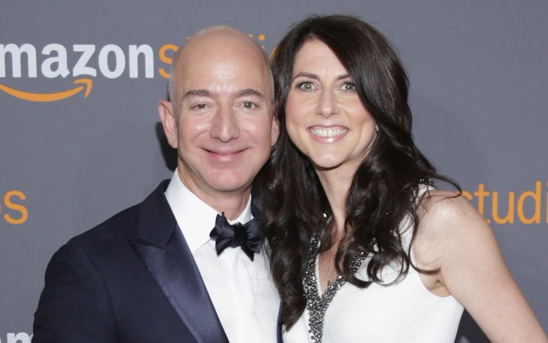 Bezos' wife flaunts a skirt that even Ratajkowski wouldn't dare to wear