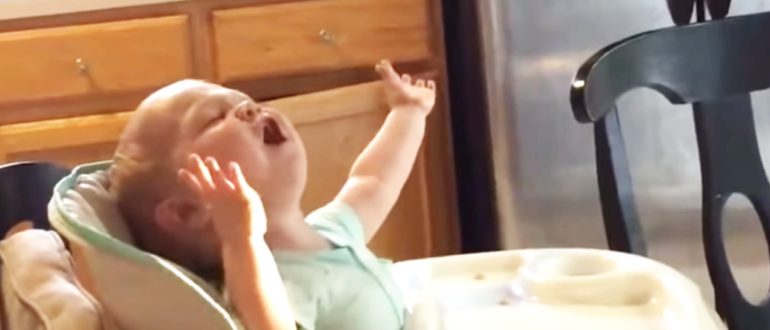 The reaction of the baby to the anthem worries everyone! You will only be surprised