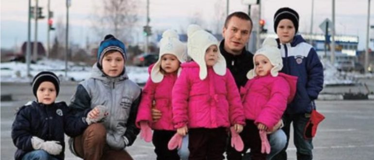 A father with six children has seen his love; how does this woman-heroine appear?