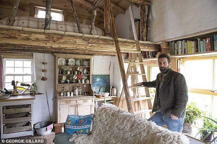 For the past three years, an Irishman has lived without technology or equipment, and he is happy than ever