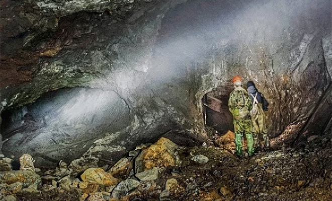 When the tourists noticed a fissure in the rock, they decided to investigate, but a little cave led them to an old labyrinth