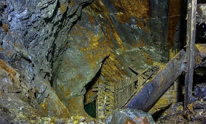 When the tourists noticed a fissure in the rock, they decided to investigate, but a little cave led them to an old labyrinth