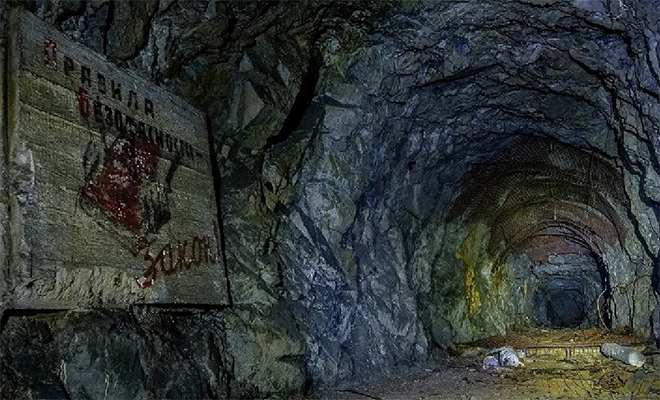 When the tourists noticed a fissure in the rock, they decided to investigate, but a little cave led them to an old labyrinth