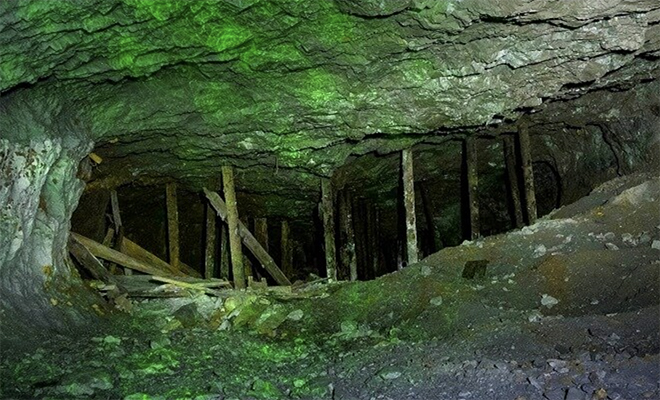 When the tourists noticed a fissure in the rock, they decided to investigate, but a little cave led them to an old labyrinth