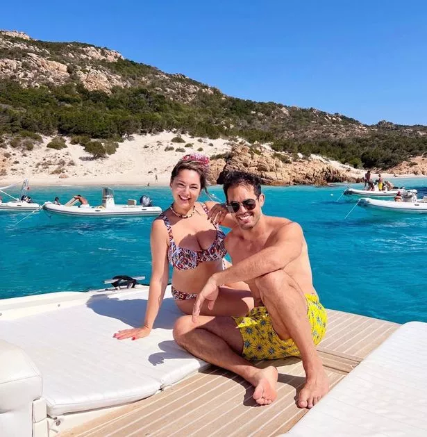 Kelly flaunts her curves in a sizzling birini image, as followers laud the greatest view ever
