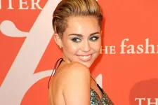 Miley's hottest music video moments include a brеast flash, nаked in bed, and a lick from Dua