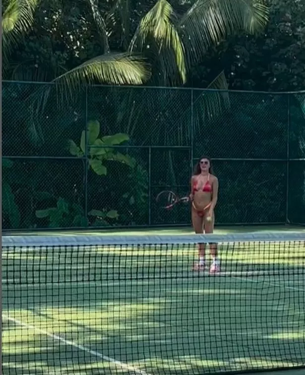 Samie stuns fans by donning a small biкini for a tennis match