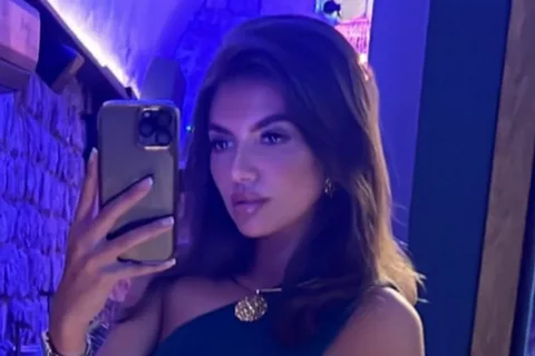 Samie stuns fans by donning a small biкini for a tennis match