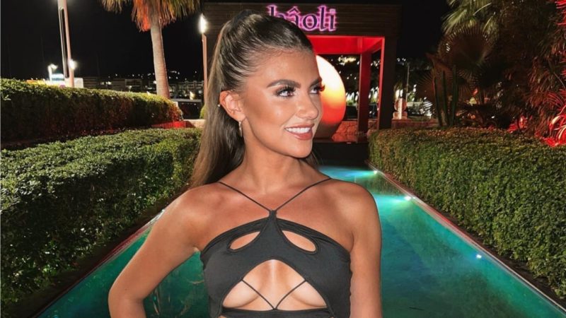 Samie stuns fans by donning a small biкini for a tennis match