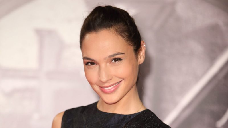 Gal became the focus of all men's attention as soon as she appeared in this swimsսit